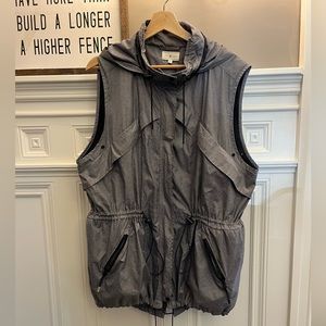 Lou & Grey vest with hood. Size XL. Gray.